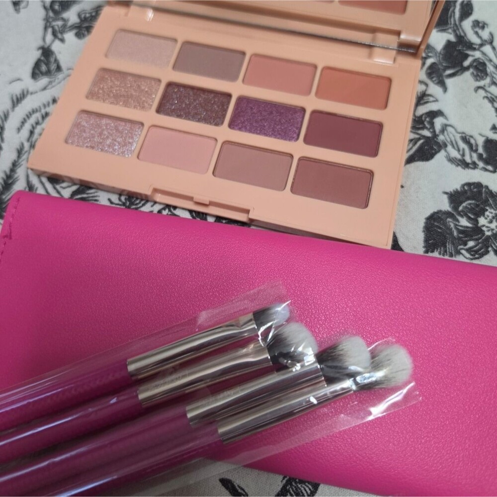 GLOGIRL COSMETICS  Love Bomb Eyeshadow Palette & Laruce 5 Piece Brush Kit